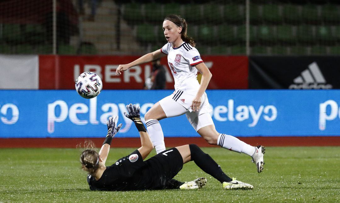 Eva Navarro picando el balón en la jugada de su primer gol con España