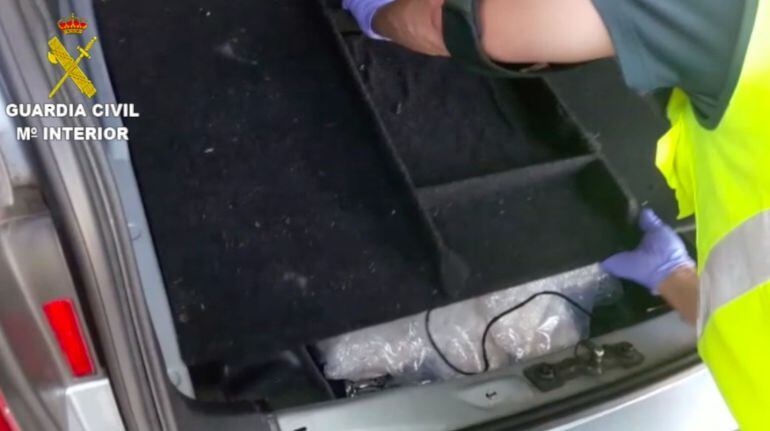Imagen del compartimento donde escondían la droga