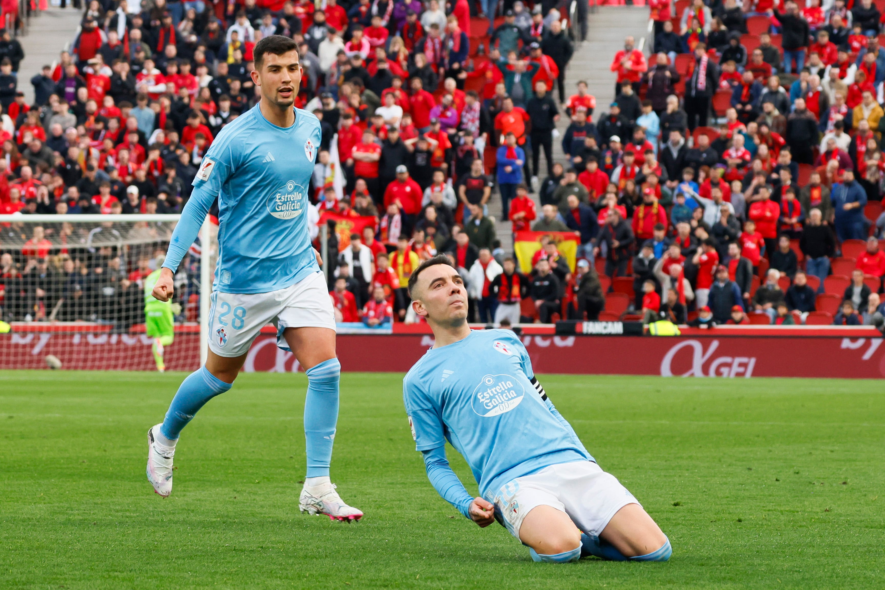 PALMA, 13/01/2024.- El delantero del Celta Iago Aspas (d) celebra el primer gol de su equipo durante el partido de LaLiga entre el Mallorca y el Celta que se disputa este sábado en el estadio de Son Moix. EFE/CATI CLADERA
