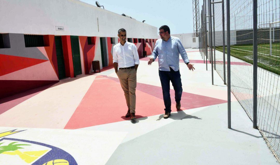 El alcalde de San Bartolomé, Alexis Tejera, junto al concejal de Deportes, Isidro Pérez, en el polideportivo municipal.