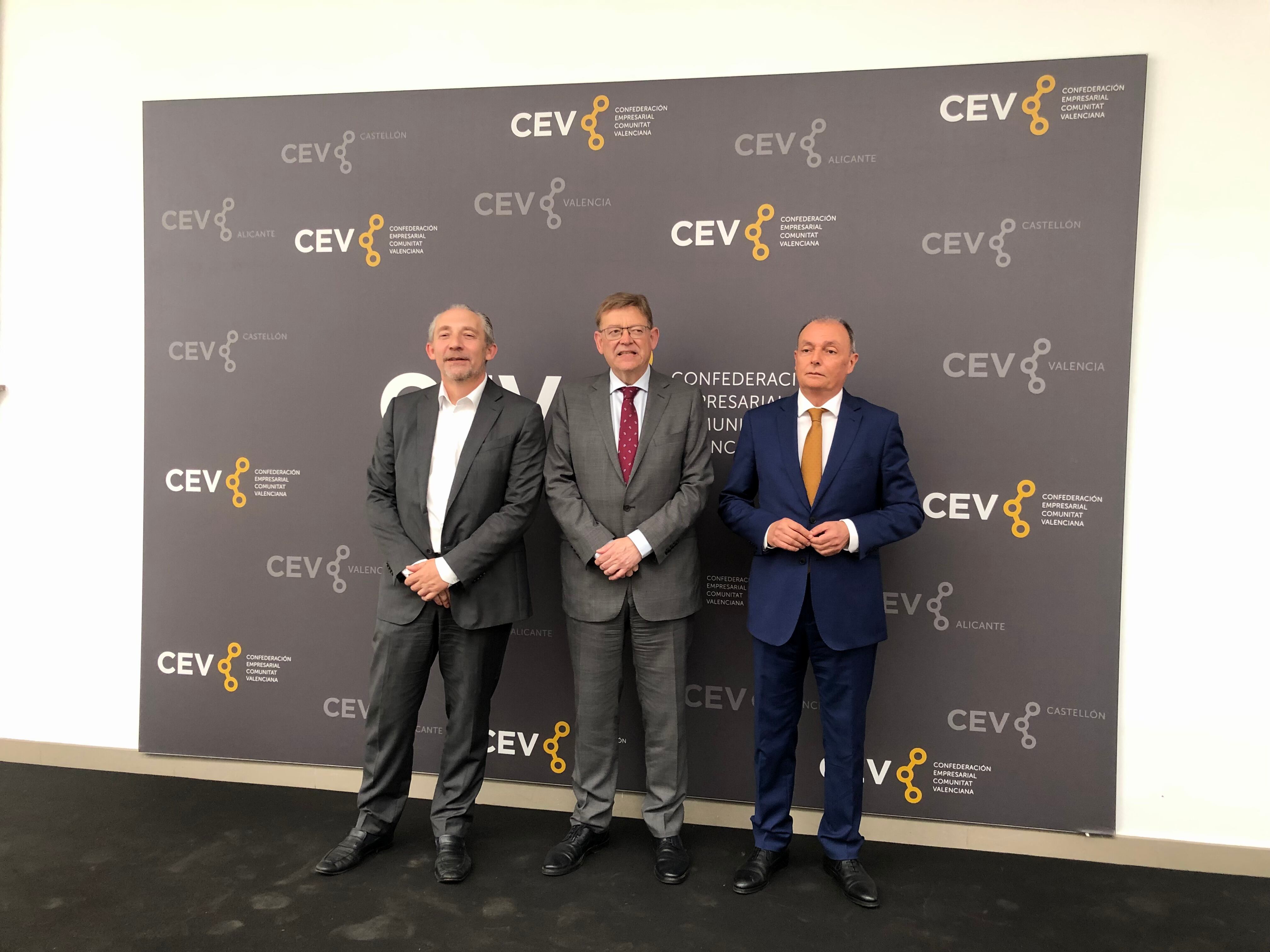 El vicepresidente ejecutivo de Compras de SEAT, S.A., Alfonso Sancha; el president, Ximo Puig; y el presidente de la CEV, Salvador Navarro. Fuente: propia