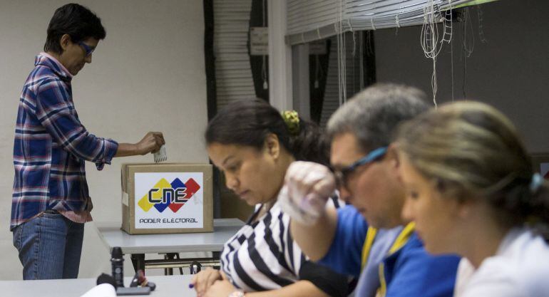 Una mujer vota, hoy 6 de diciembre de 2015, en un colegio electoral de la ciudad de Caracas.