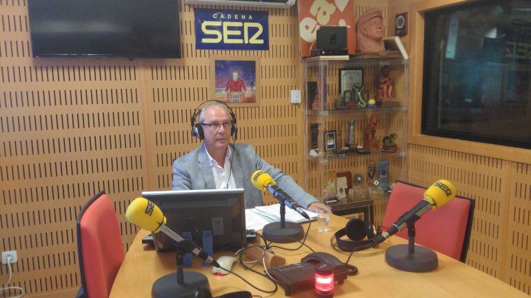 Juan Luis Belizón en los estudios de Radio Cádiz