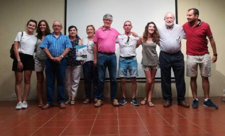 El equipo de la revista posa en la presentación