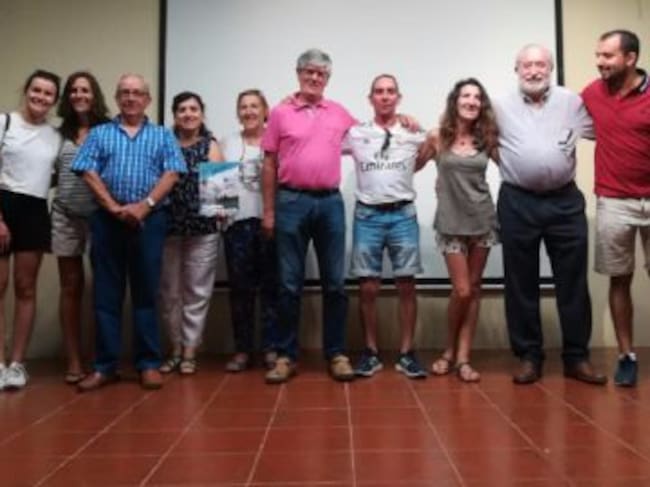 El equipo de la revista posa en la presentación