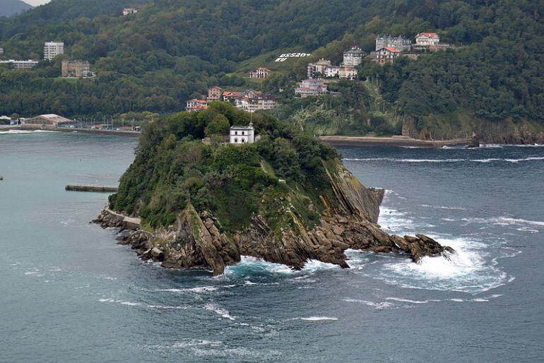 Vista del faro de la isla de Santa Clara.