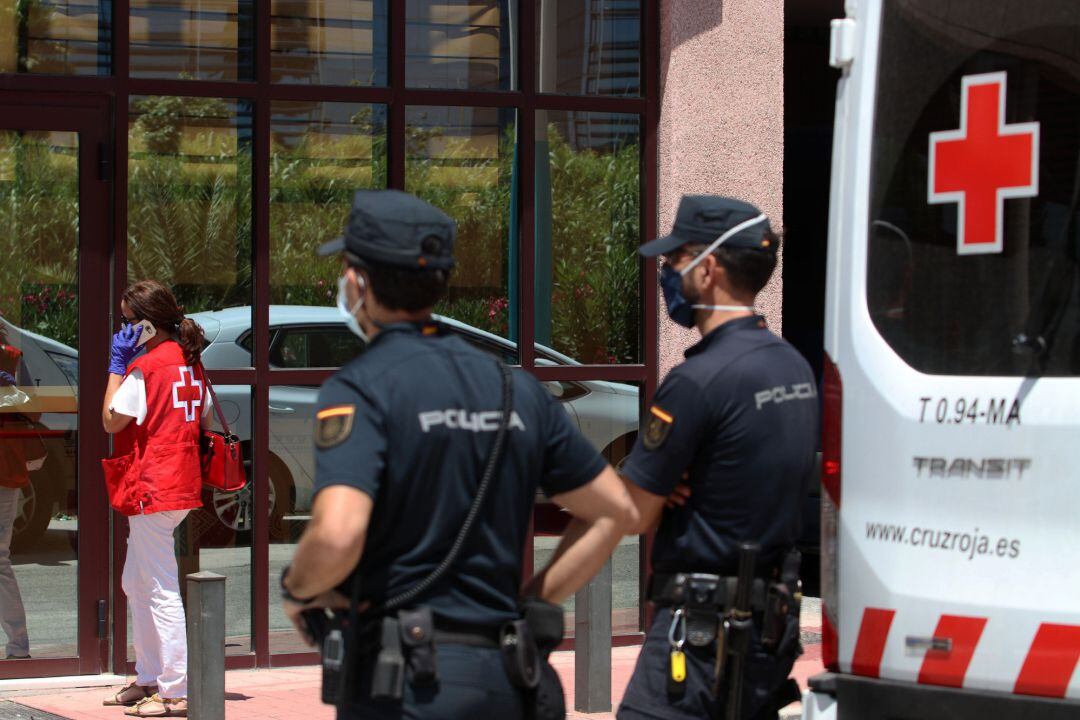 Agentes de la Policía Nacional custodian a los 83 usuarios que están infectados de COVID-19 en una de las sede de Cruz Roja en calle Elena Soriano de la capital