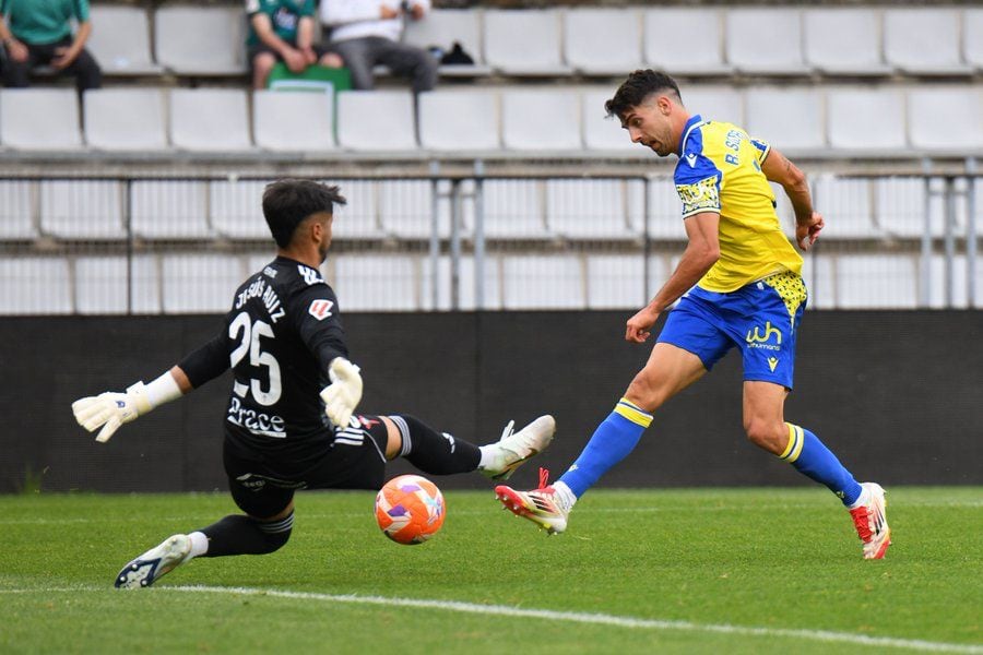 Sobrino tuvo una ocasión clara en la segunda mitad para poner el primero en A Malata. Foto: Cádiz CF.