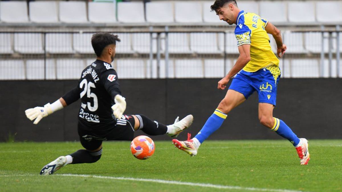 El Cádiz CF arrastra su escudo ante un descendido Racing de Ferrol