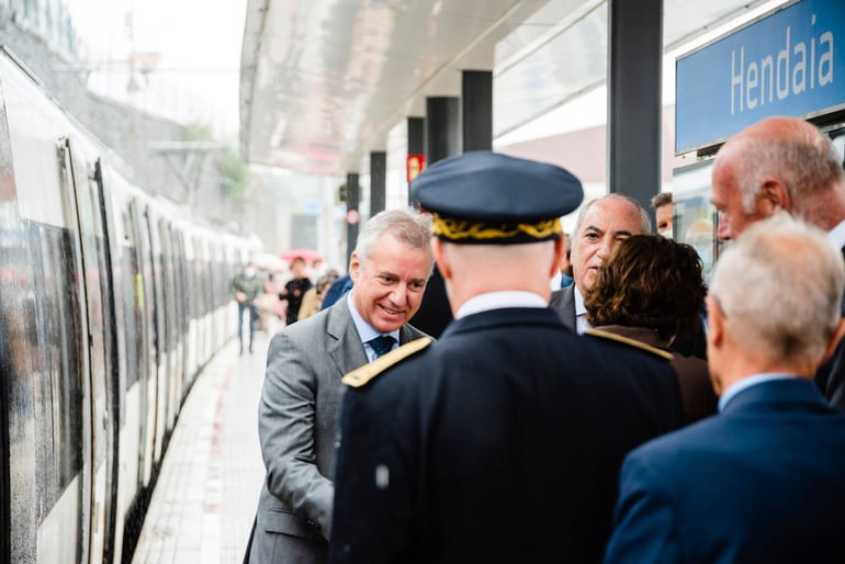 El Lehendakari, Iñigo Urkullu, es recibido a su llegada a la nueva estación de Hendaya / Foto: Irekia
