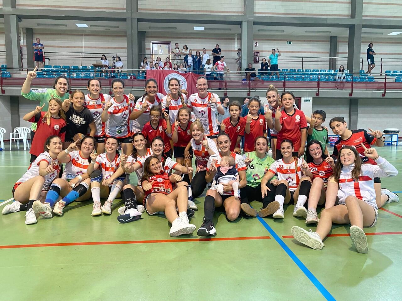 Las roqueteras celebrando su clasificación para el ascenso.