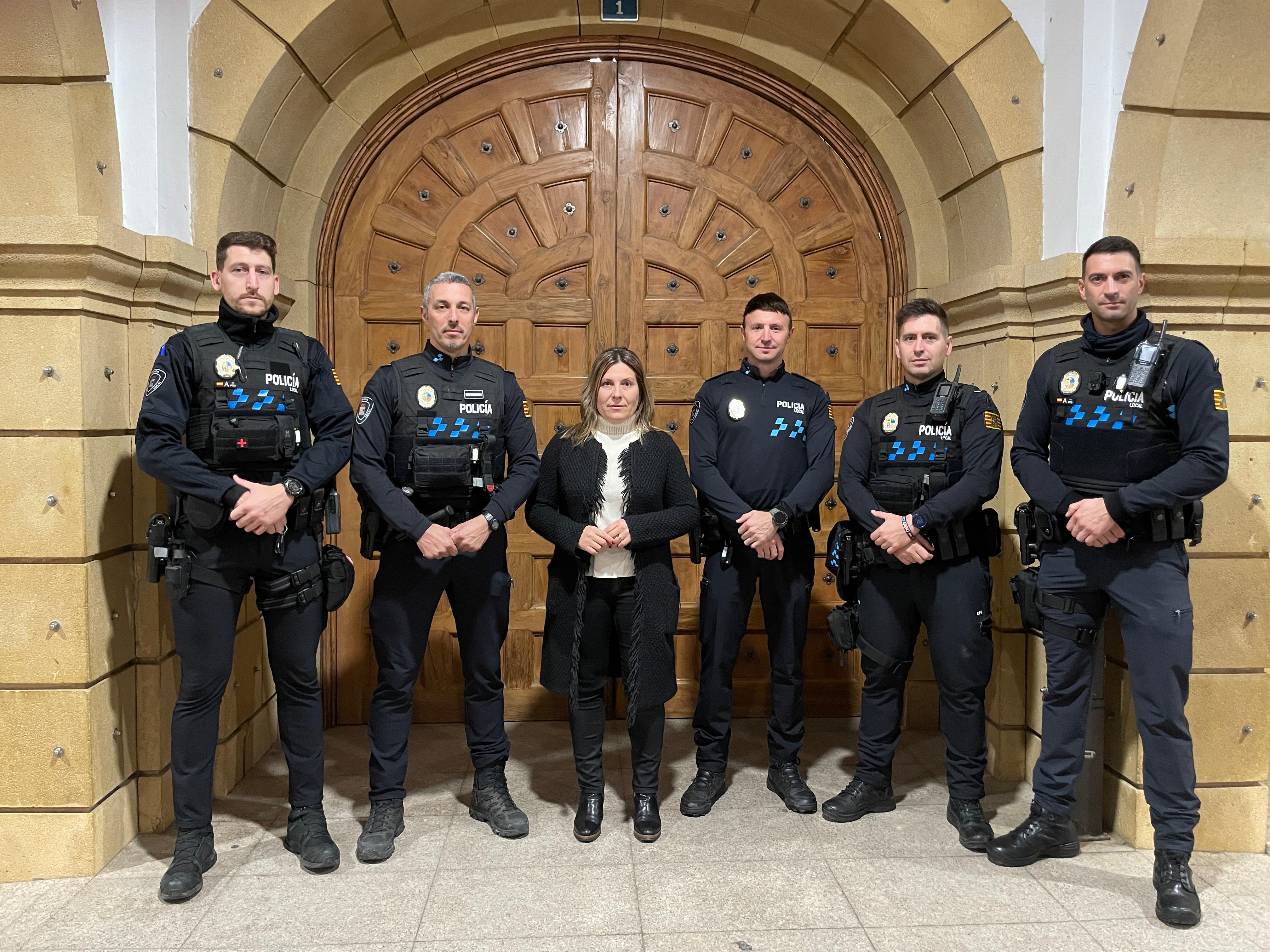 Agentes de la Policía Local de Fraga junto a Verónica Allins.