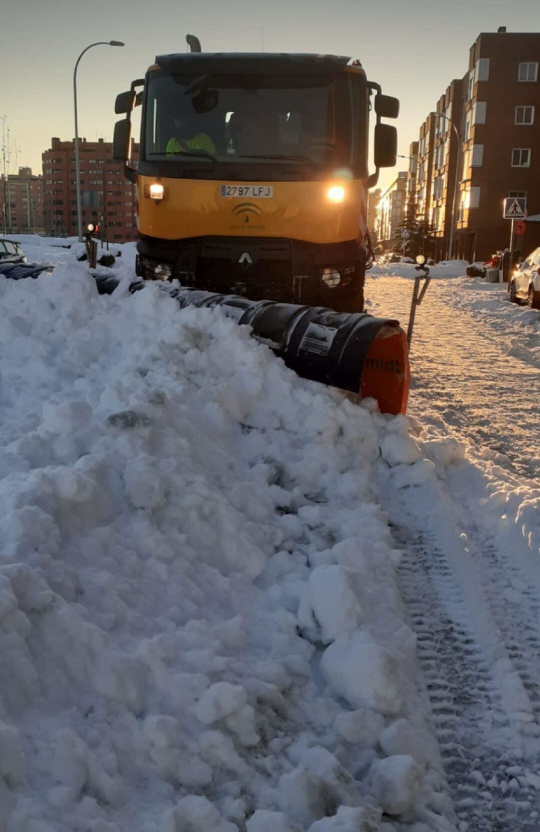 Maquinaria y personal de Guadix, limpiando las calles de Madrid de nieve.