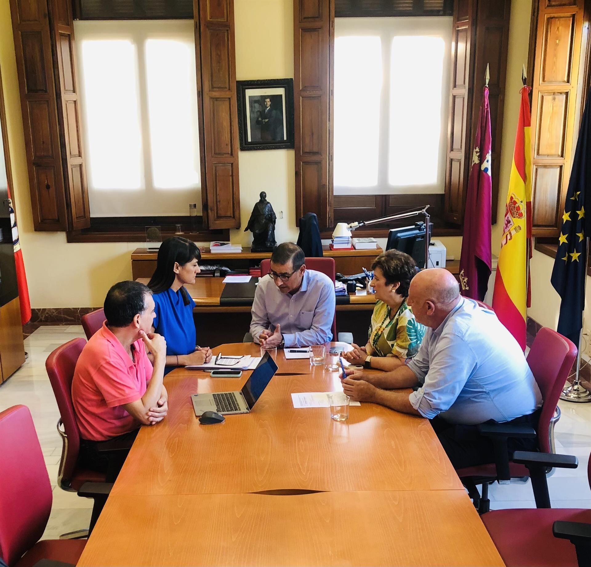 Reunión de José Luján y María González en el rectorado de la UMU