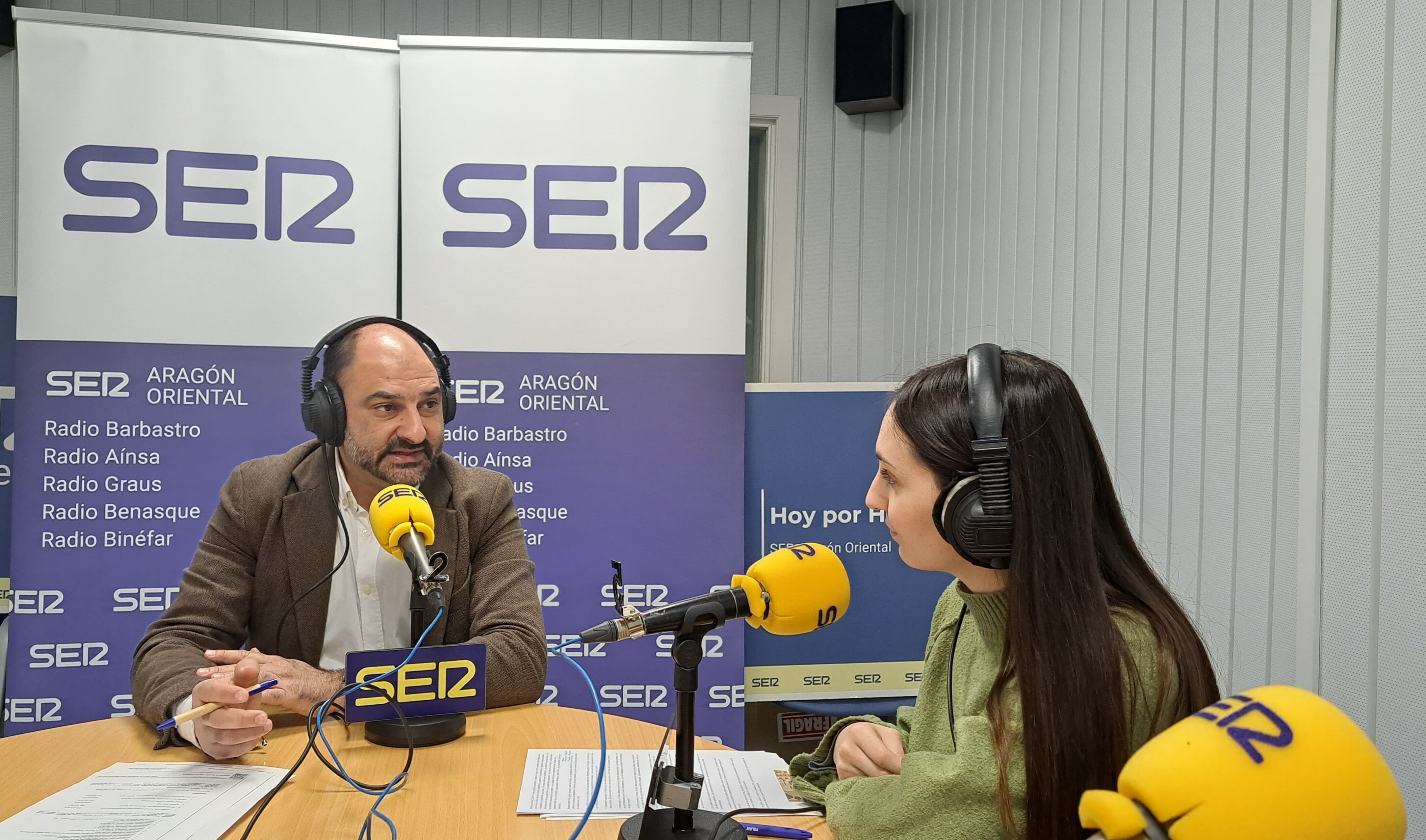 Fernando Torres con la periodista Carmen Borobio en los estudios de Ser Aragón Oriental