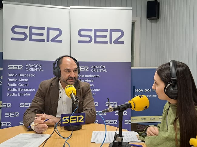 Fernando Torres con la periodista Carmen Borobio en los estudios de Ser Aragón Oriental