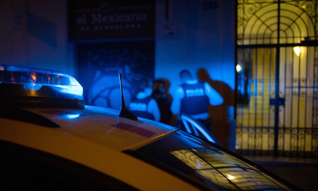 Los Mossos interviniendo fiestas ilegales.