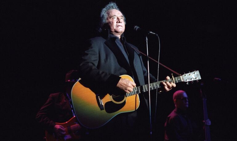 Johnny Cash durante una actuación en el Greek Theatre de Los Angeles, en junio de 1997