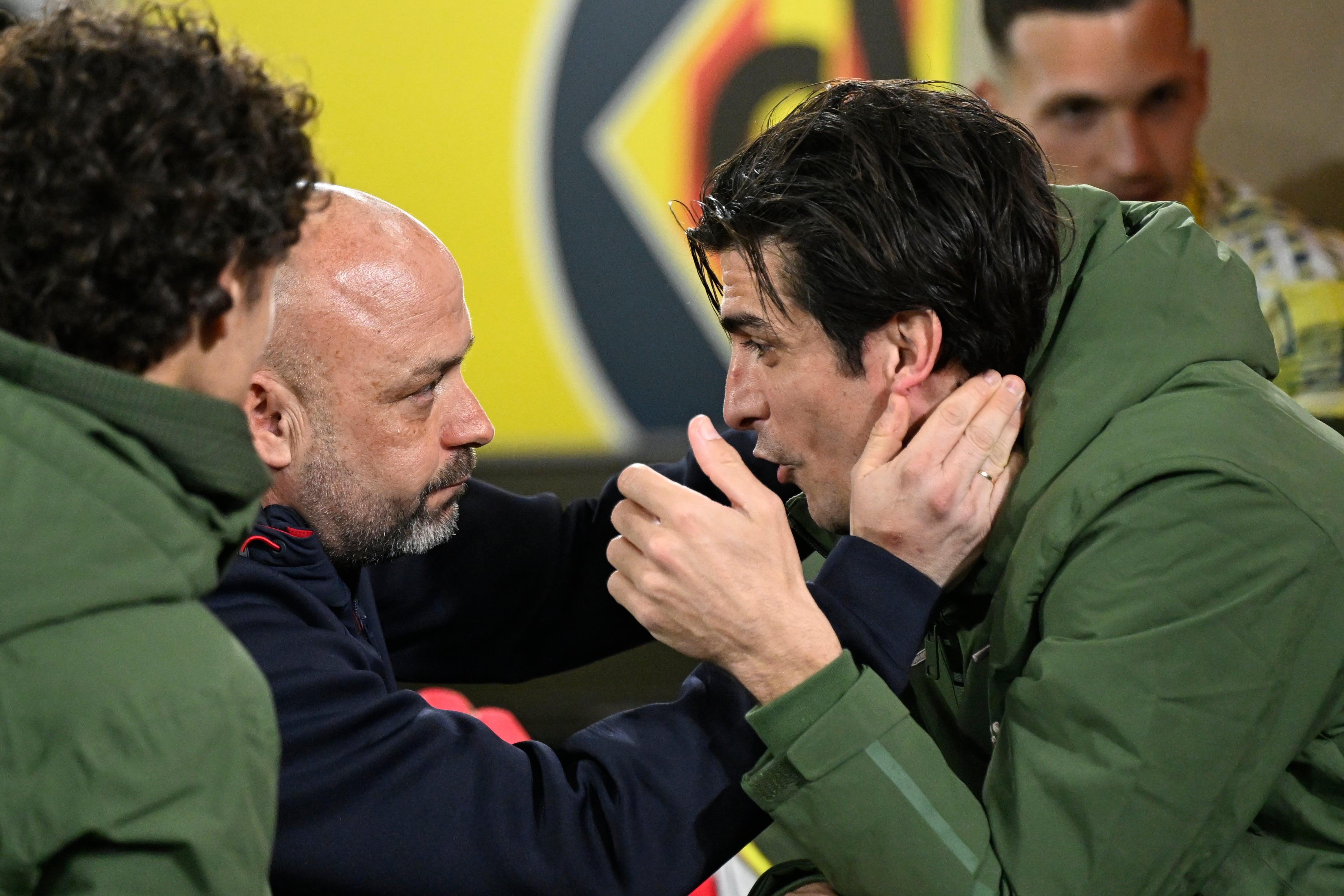 VILLARREAL (CASTELLÓN), 09/02/2026.- El entrenador del Espanyol, José Manuel González (i), conversa con Gerard Moreno, del Villarreal, antes del partido de LaLiga de fútbol que Villarreal CF y RCD Espanyol disputan este lunes en el estadio de La Cerámica. EFE/Andreu Esteban