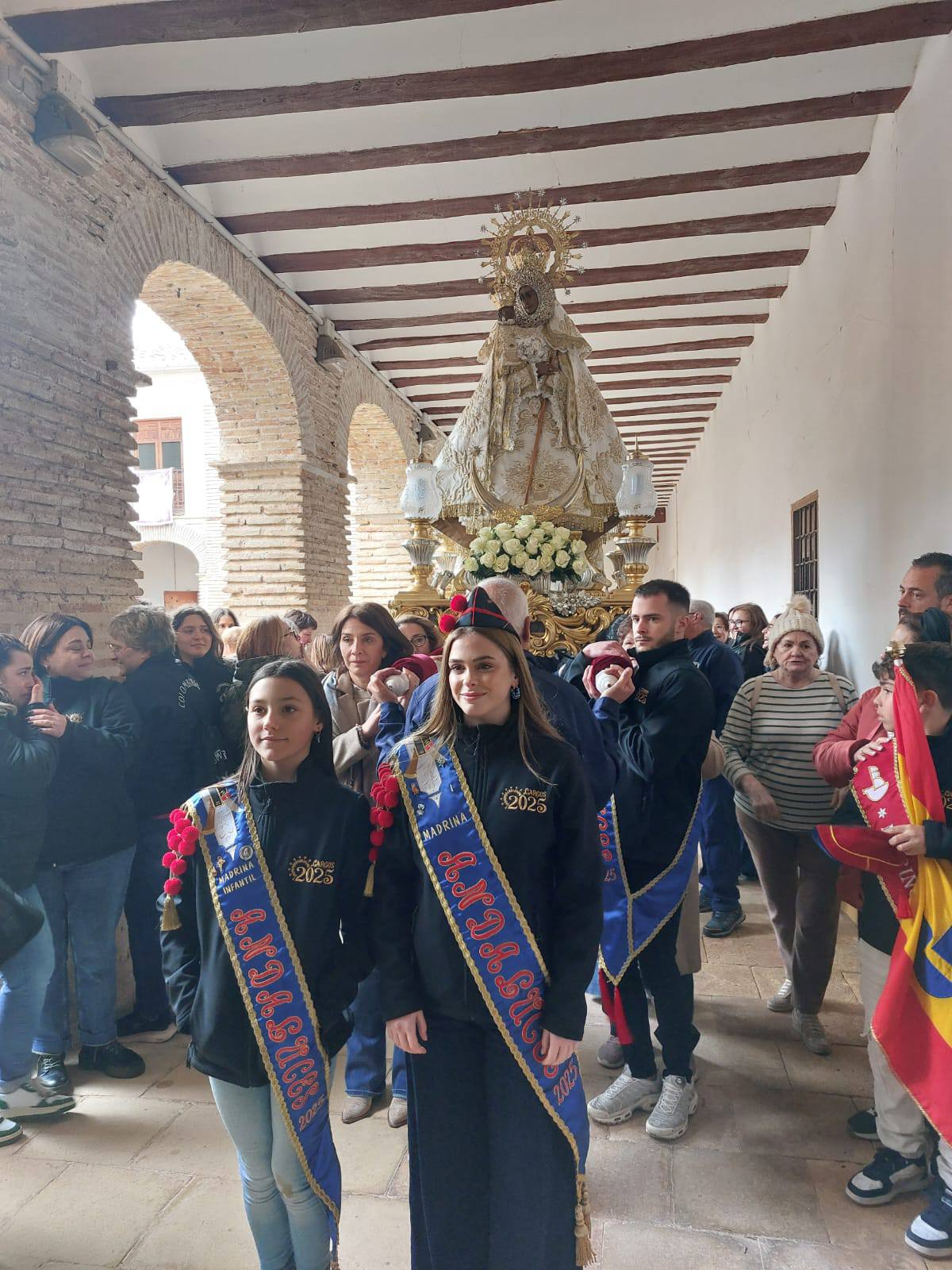 La imagen de la Virgen ha sido paseada por el claustro