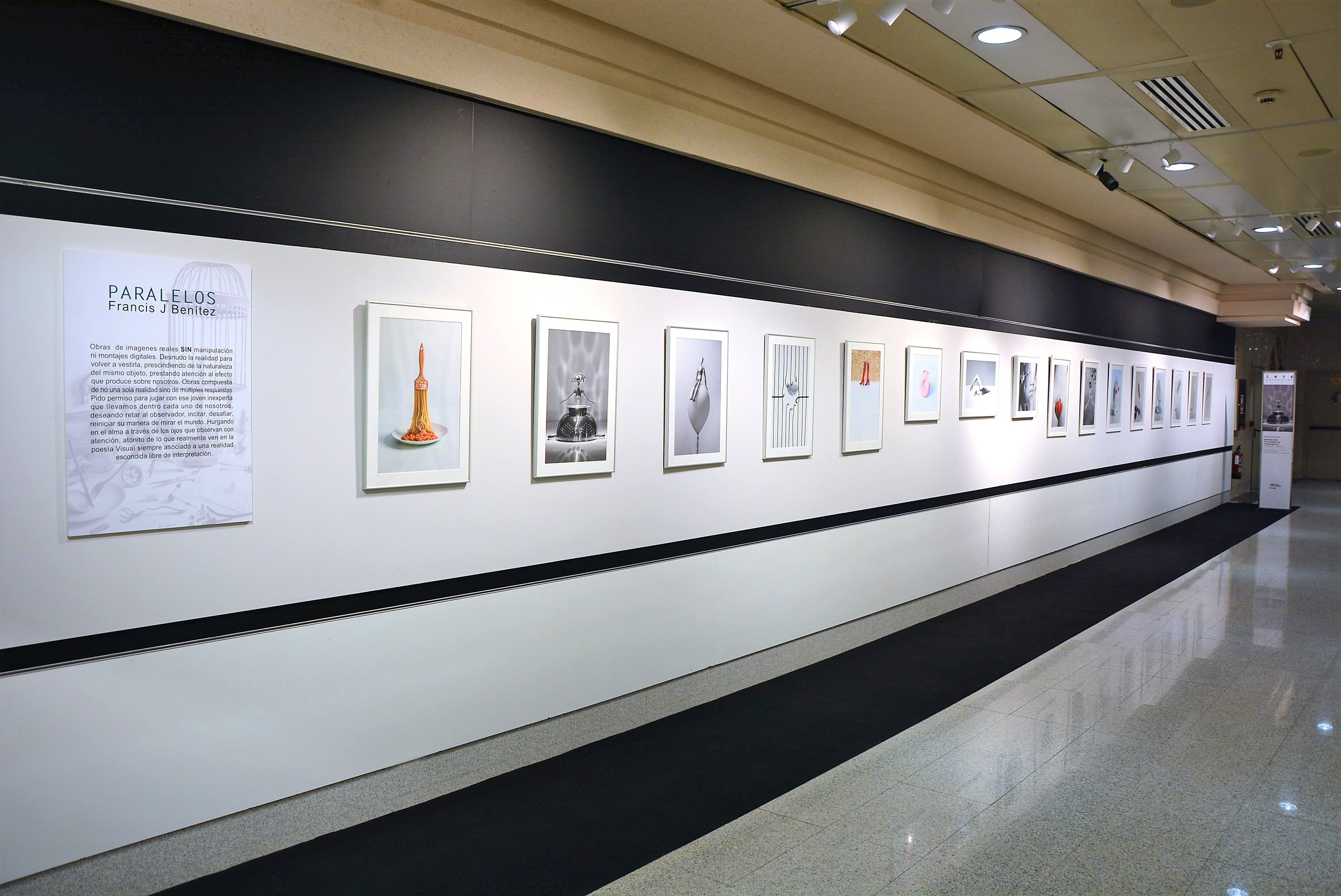 Sala que acoge la exposición &quot;Paralelos&quot; en C.C. Bahía de Algeciras