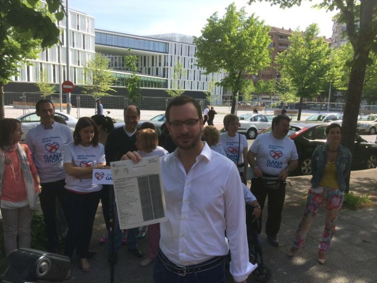 Javier Maroto durante el acto frente a las oficinas municipales de San Martín