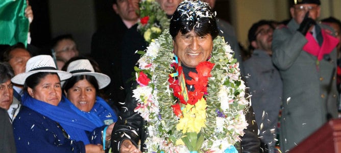 El presidente de Bolivia, Evo Morales, es recibido con flores a su llegada al aeropuerto de El Alto en La Paz (Bolivia).