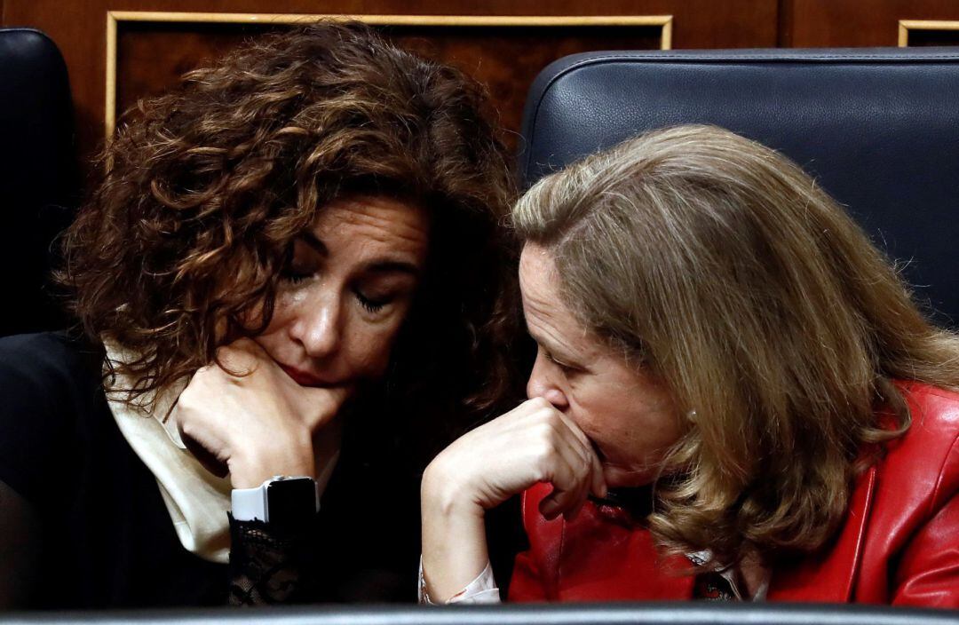 Las ministras en funciones de Hacienda María Jesús Montero y de Economía Nadia Calviño, durante la segunda jornada del debate de su investidura como presidente del Gobierno este domingo en el Congreso de los Diputados.