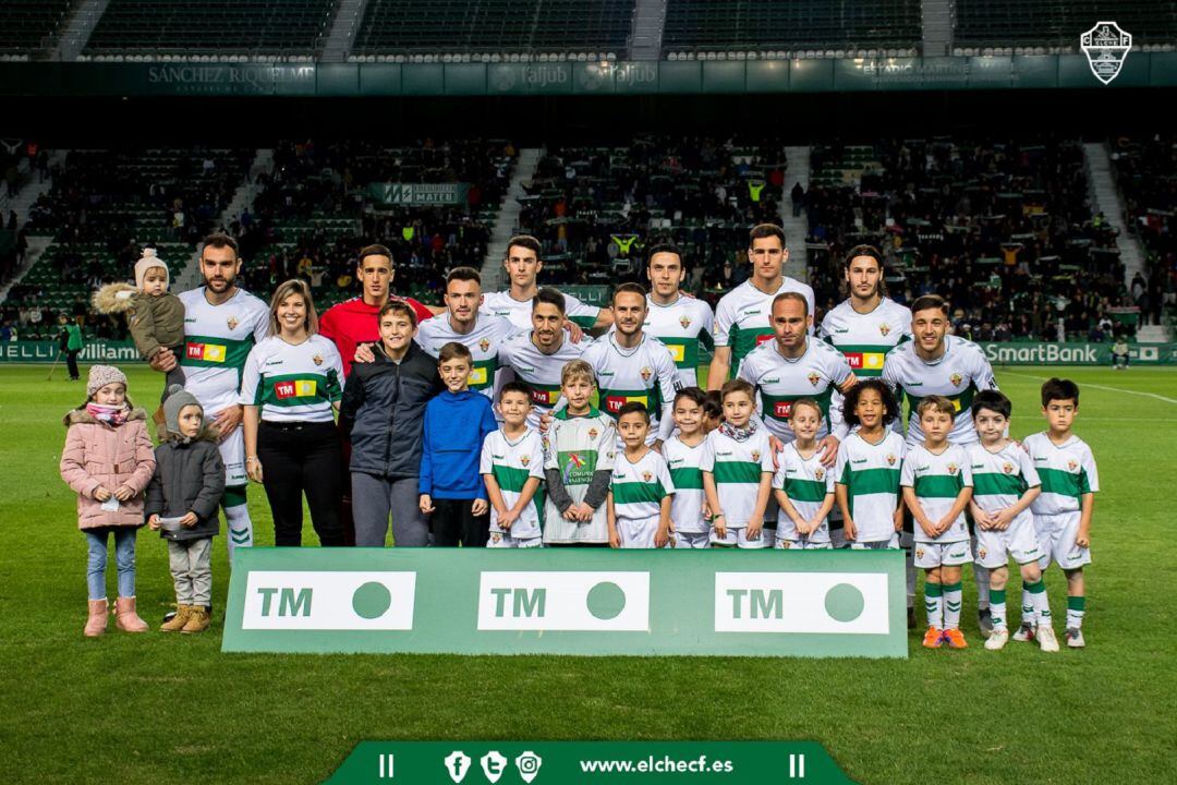 El Elche posa antes de su último partido en casa ante el Almería