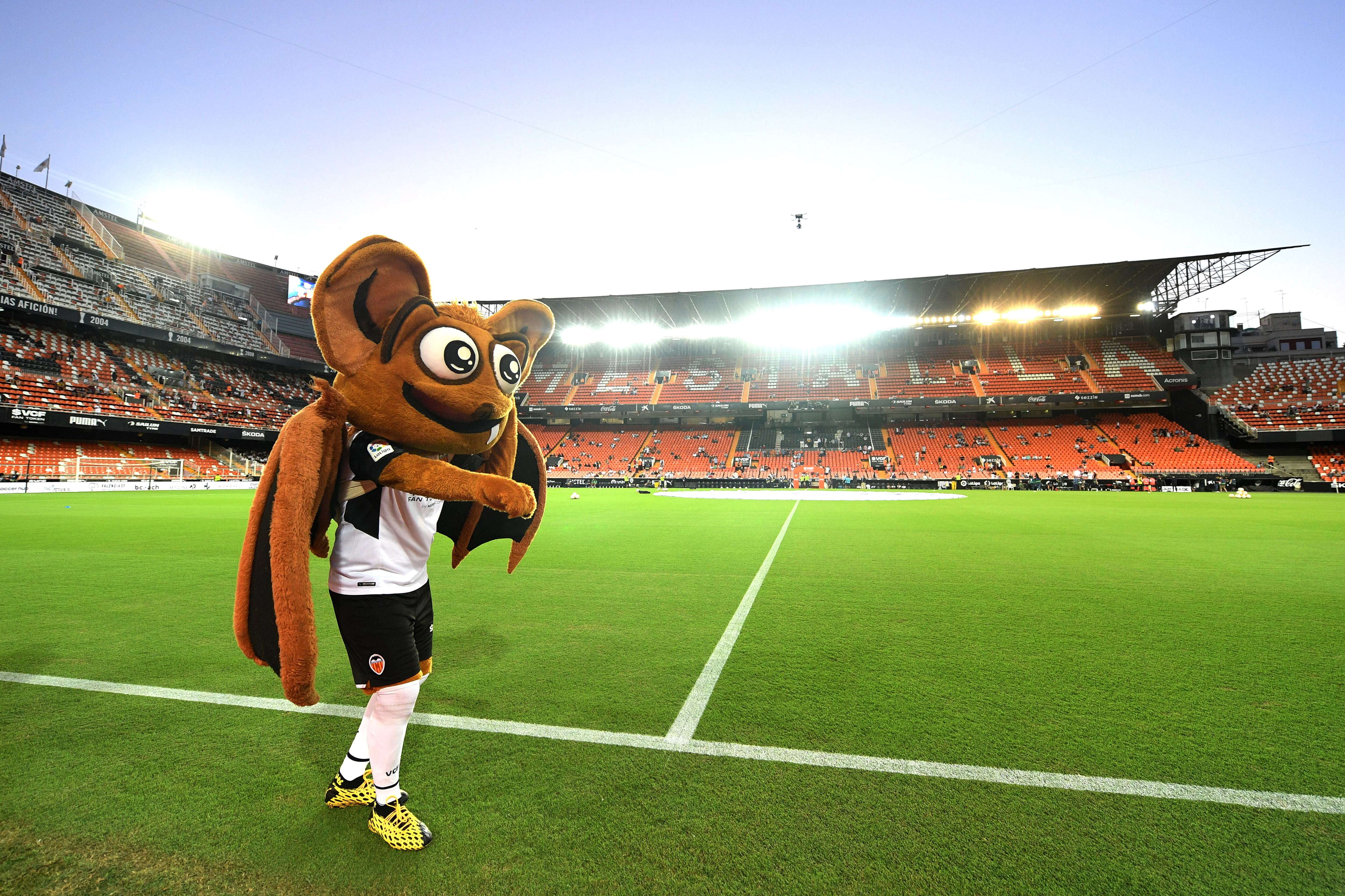 Imagen de archivo de septiembre de 2021 - Mascota del Valencia CF en Mestalla en un partido contra el Real Madrid