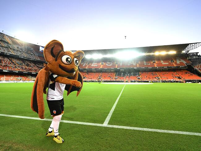 Imagen de archivo de septiembre de 2021 - Mascota del Valencia CF en Mestalla en un partido contra el Real Madrid