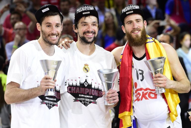 Sergio Rodríguez posa junto a Sergio Llull y Rudy Fernández con el título de Euroliga