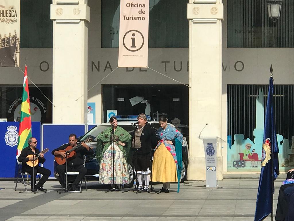 Jotas de Toño Julve y las hermanas Boli, en el día de la Policía Nacional