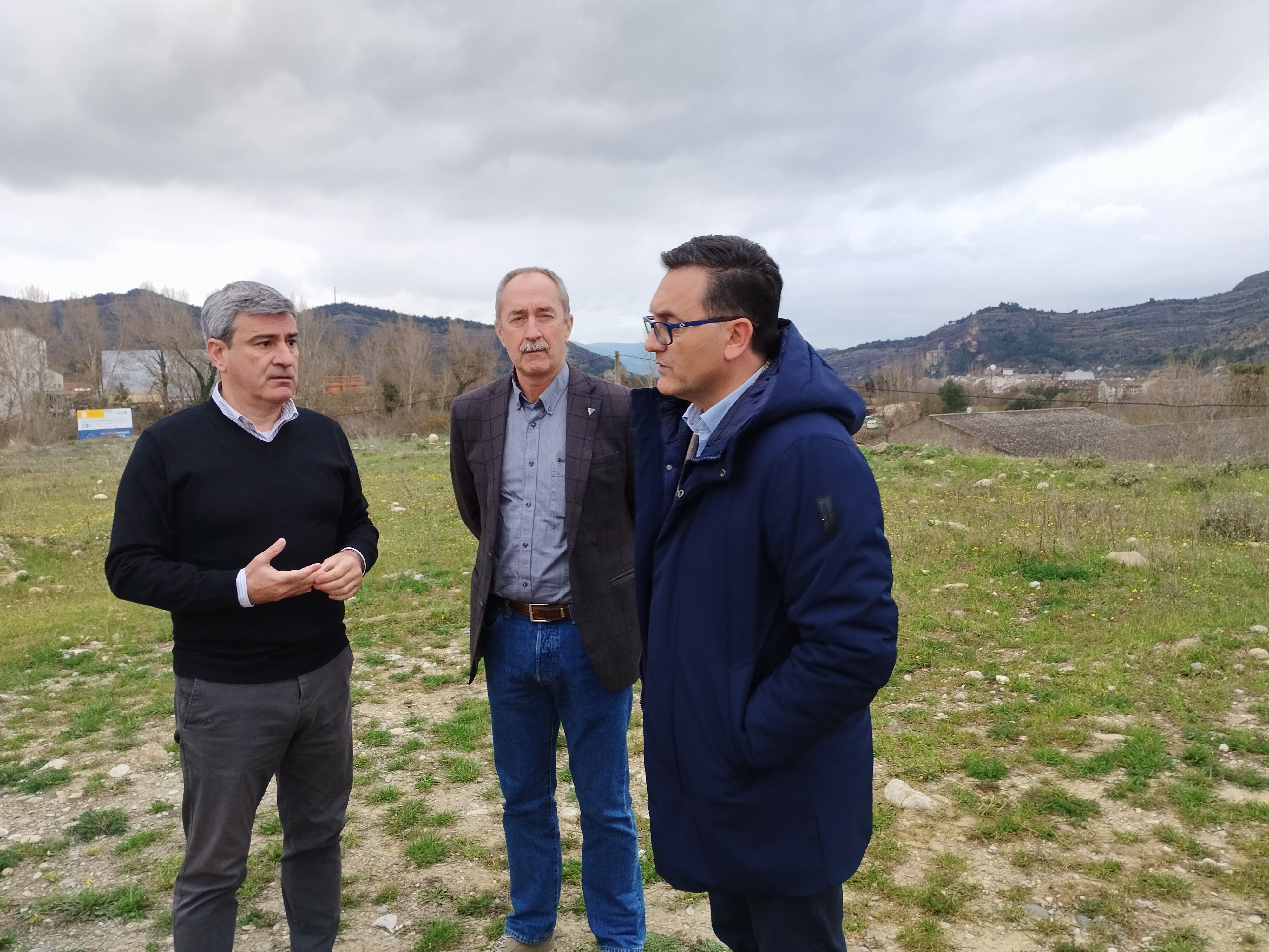 Lagüéns, Clavero y Vicente en el emplazamiento de la helisuperficie que se va a construir en Graus