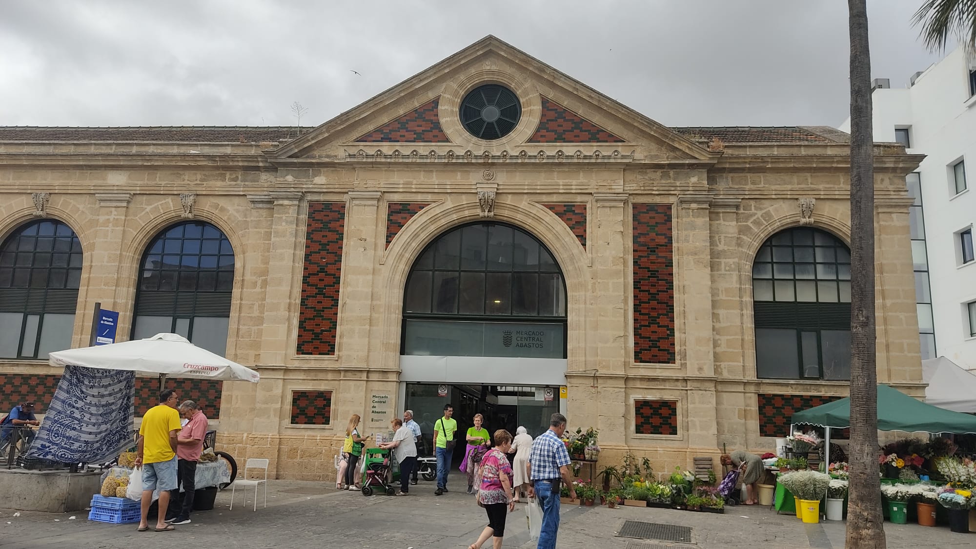 La Plaza de Abastos de Jerez acoge durante el verano a turistas y veraneantes de localidades costeras