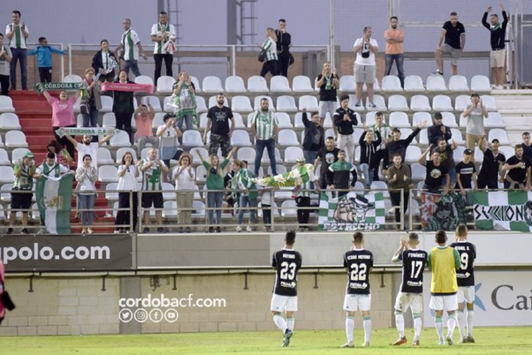 Los jugadores agradecen el apoyo de la afición desplazada a Algeciras