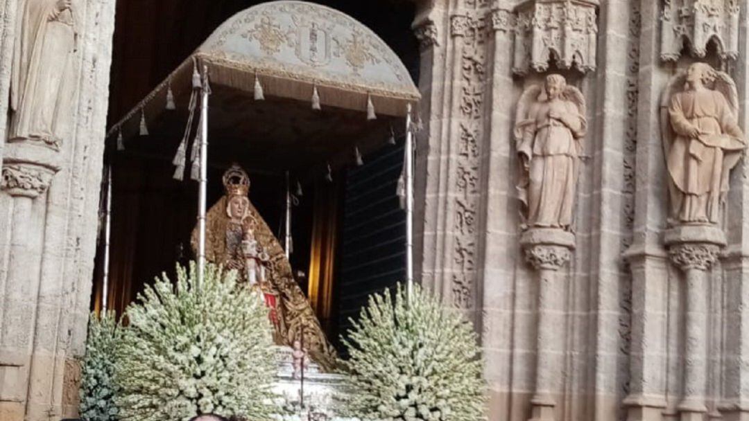 La Virgen de los Reyes en el momento justo de salir por la Puerta de Palos de la Catedral de Sevilla