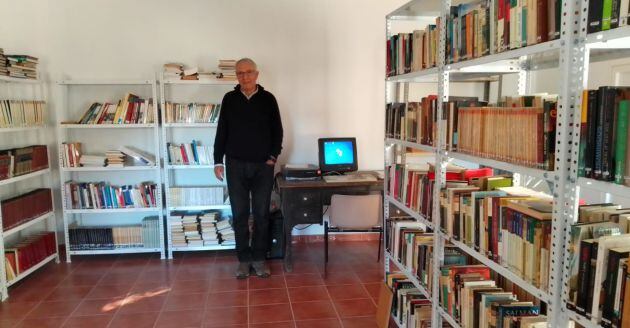 Antonio Bernal, en la biblioteca de Collados que él impulsó.