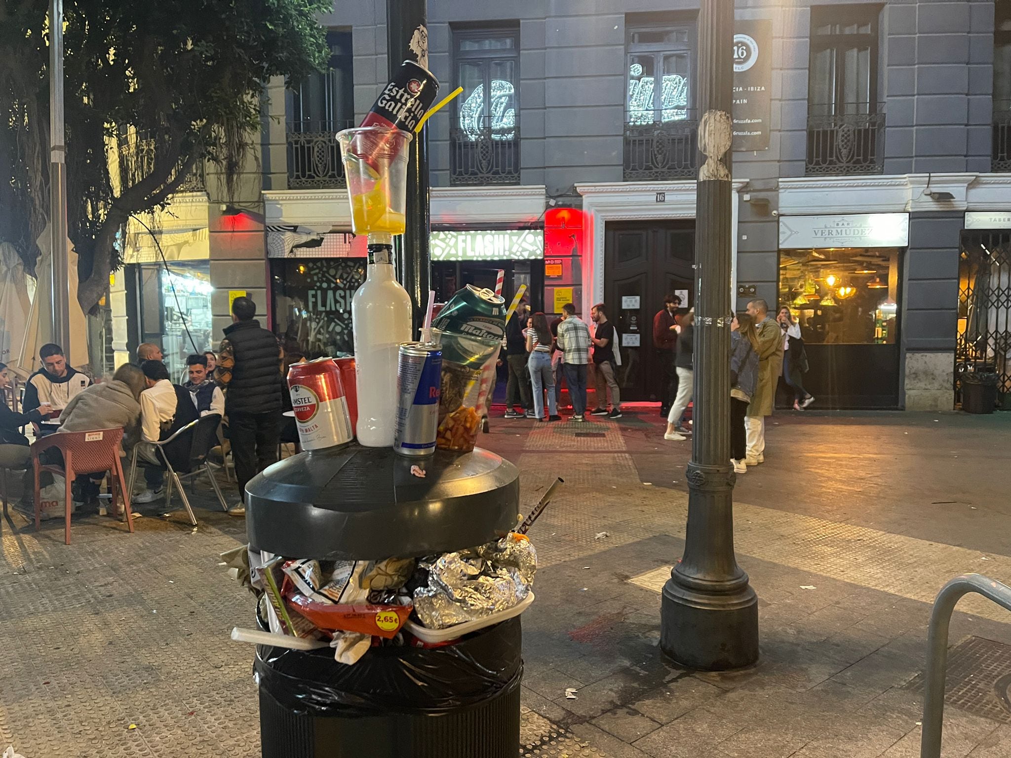 Papelera de basura llena durante una noche de Fallas