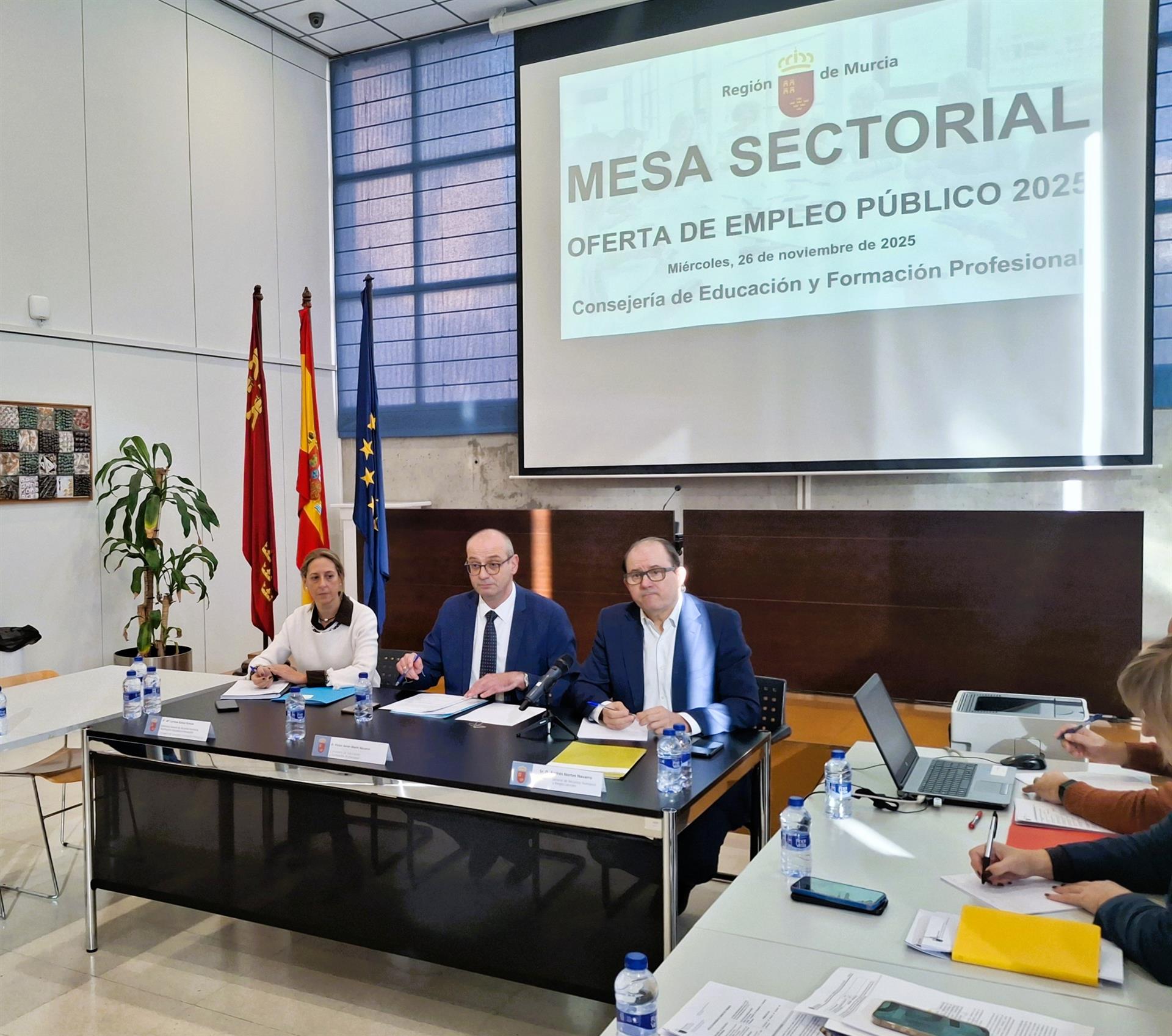 El consejero de Educación y Formación Profesional, Víctor Marín, preside la sesión ordinaria de la Mesa Sectorial de Educación