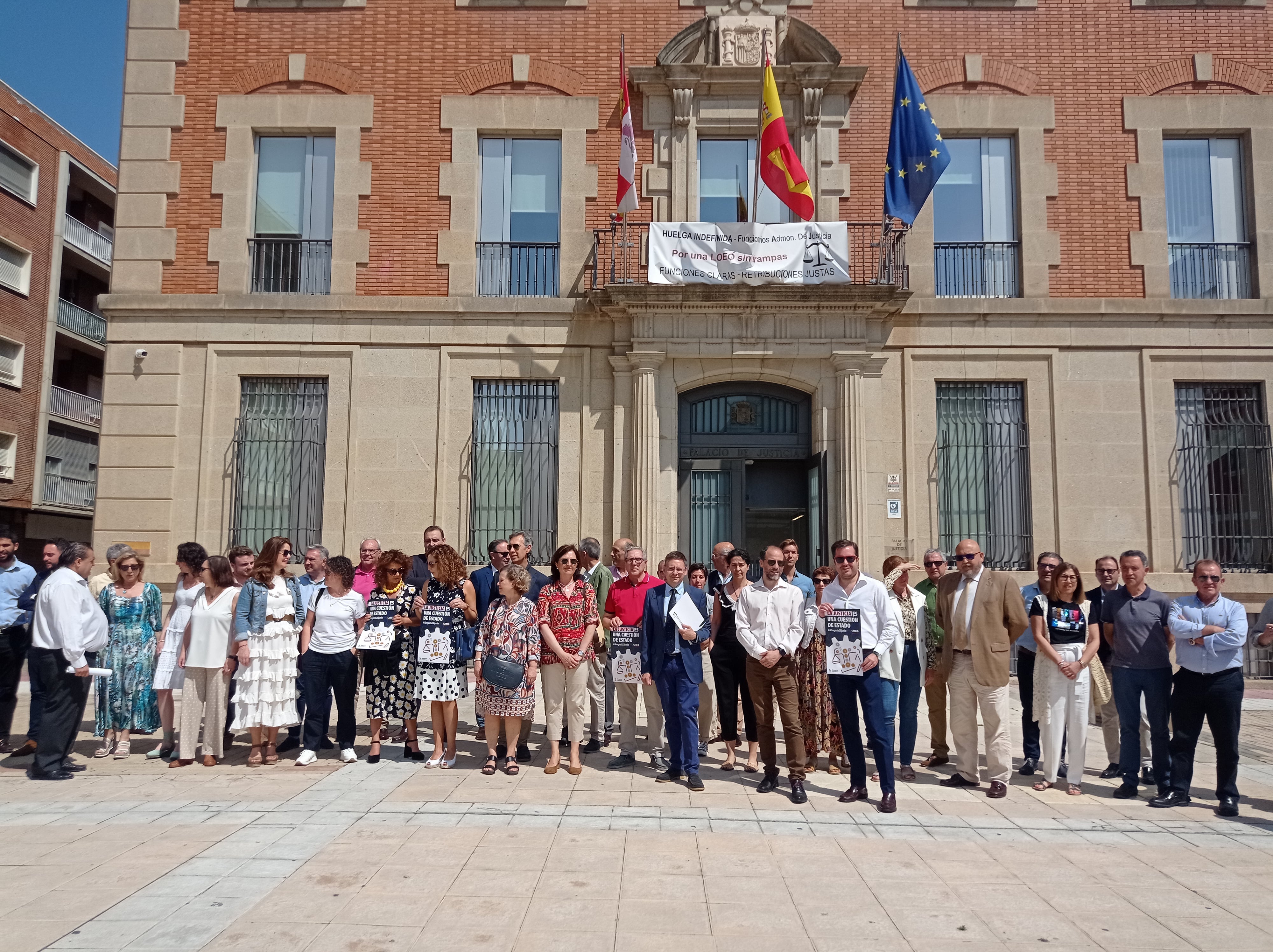 Imagen de arcivo de concentración de los abogados palentinos a las puertas de la Audiencia