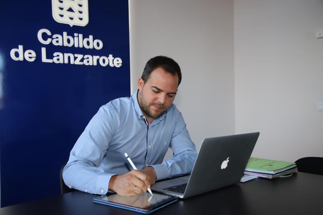 El vicepresidente del Cabildo de Lanzarote y consejero de Obras Públicas, Jacobo Medina, durante la reunión telemática.