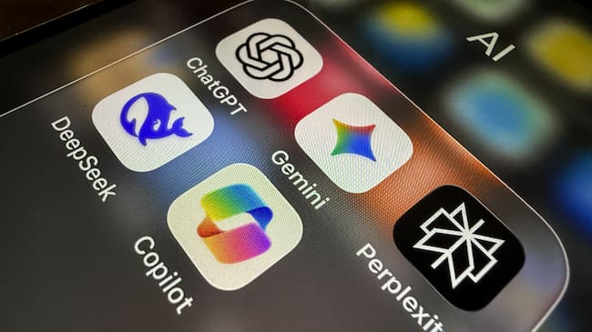 Imágenes de apps de IA en un móvil
