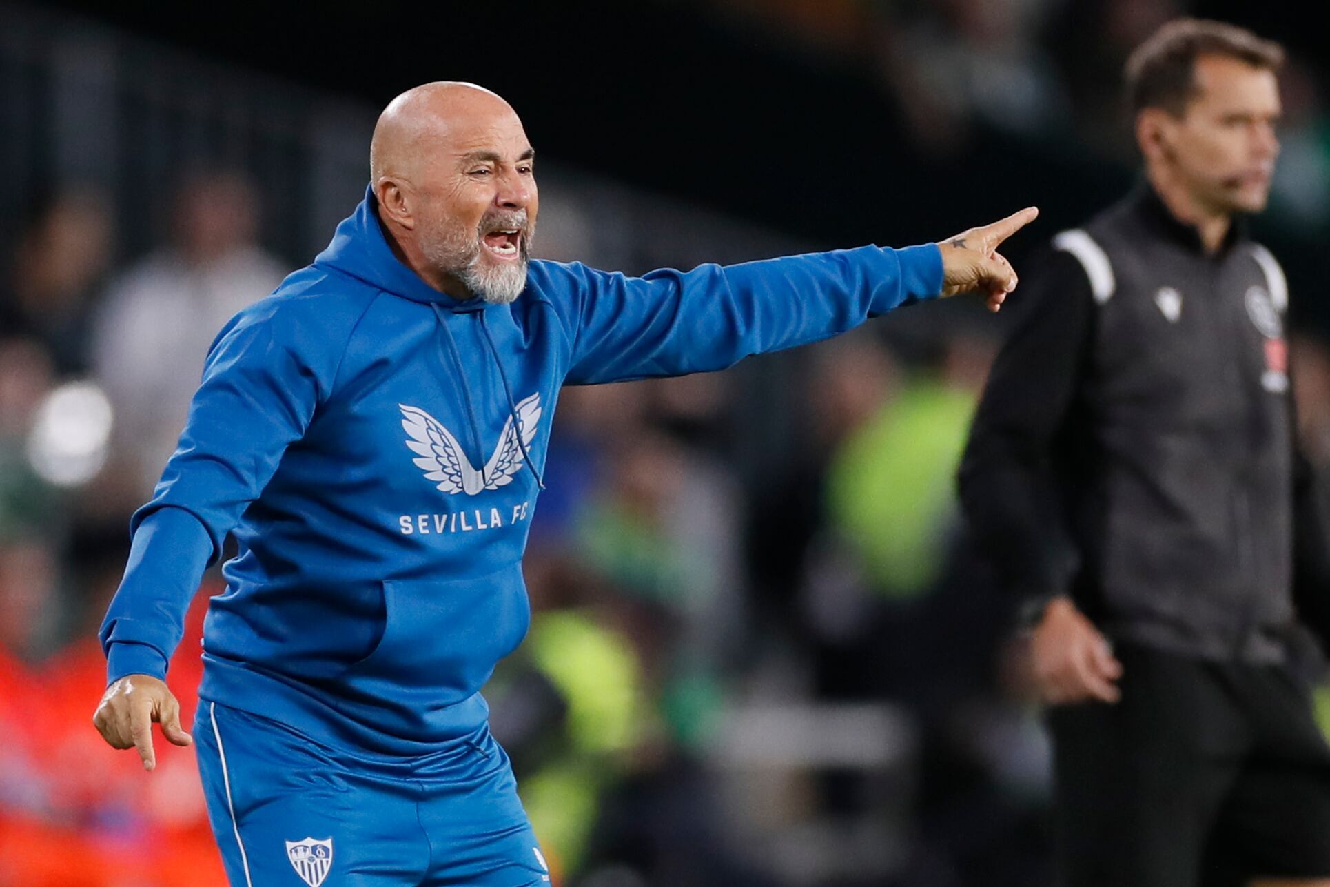 SEVILLA, 06/11/2022.- El entrenador del Sevilla, Jorge Sampaoli, da instrucciones a sus jugadores durante el partido de Liga en Primera División que disputan Real Betis y Sevilla FC este domingo en el estadio Benito Villamarín. EFE/José Manuel Vidal