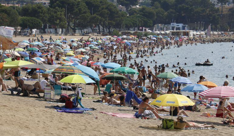 Una platja de Catalunya plena a vessar