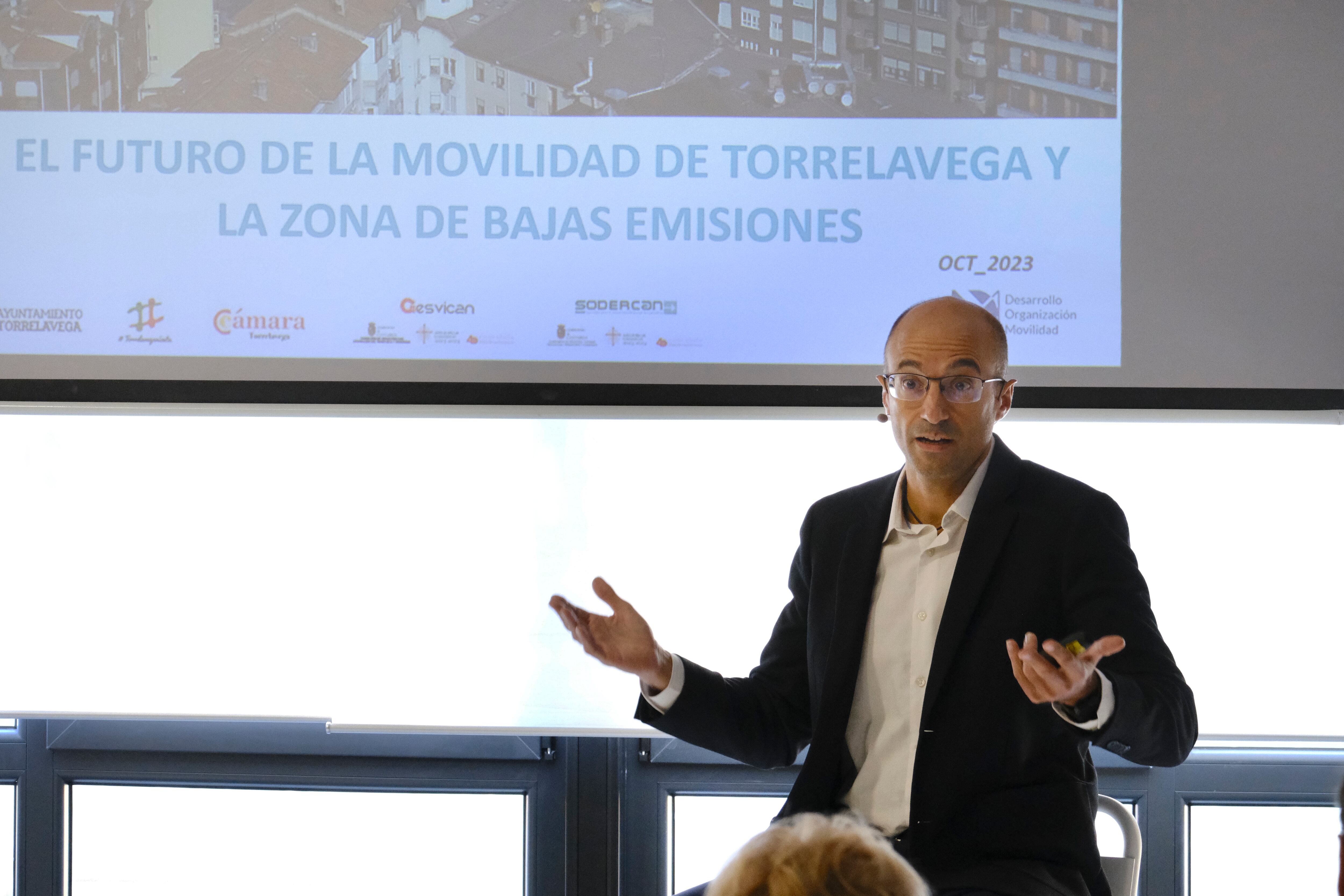 El director de Proyectos de Doymo, David Soler, durante la ponencia impartida en el foro Besaya Futura que la Cadena SER ha organizado en la Cámara de Comercio de Torrelavega.