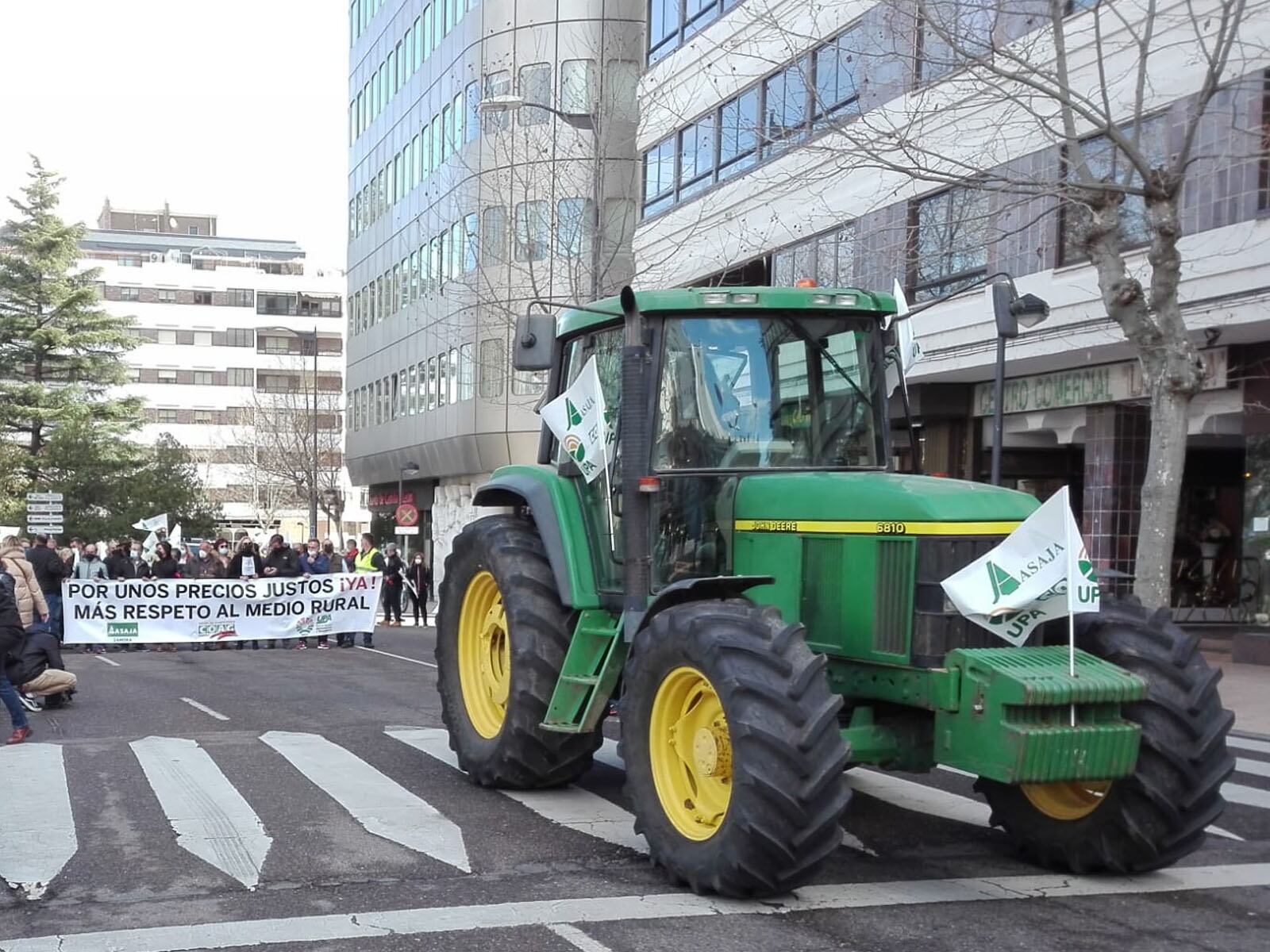 Un tractor estacionado en la Plaza de la Marina