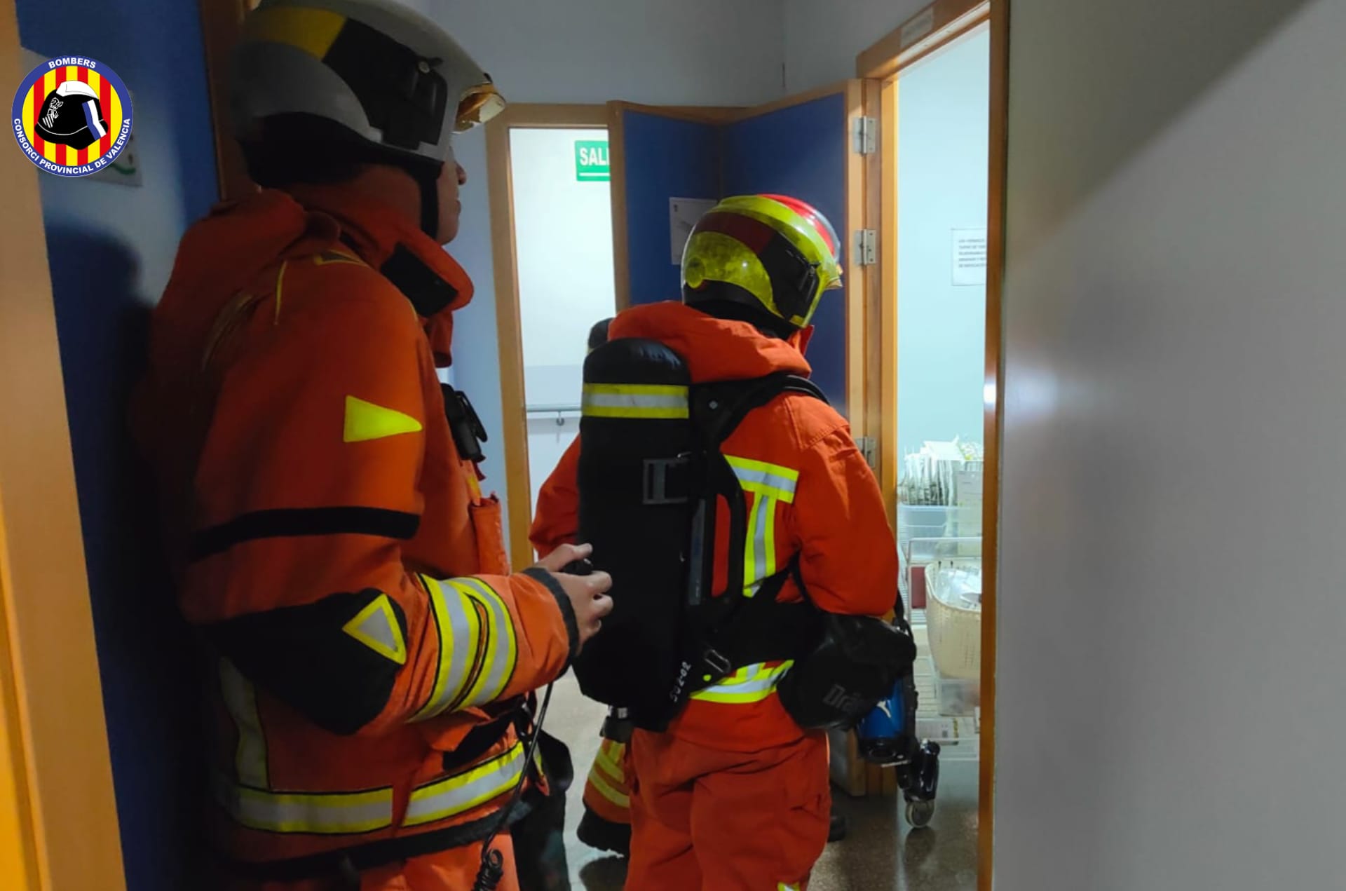 Bomberos en el interior del centro tras el incendio del pasado sábado.