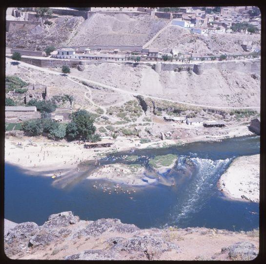 El Tajo a su paso por Toledo en junio de 1967 con bañistas en La Incurnia