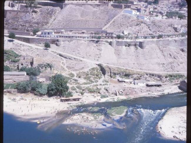El Tajo a su paso por Toledo en junio de 1967 con bañistas en La Incurnia